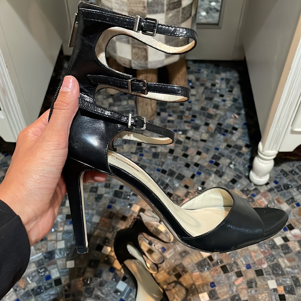 BCBG CLASSIC BLACK HEEL